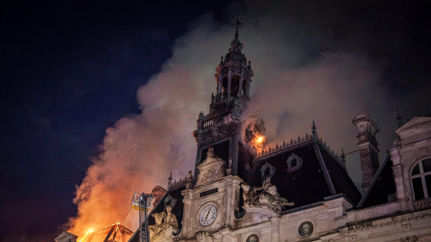 El Ayuntamiento de Limoges, un edificio declarado monumento histórico y del siglo XIX, incendiado durante las protestas de este sábado en Francia por el encarecimiento de la vida