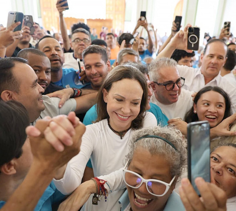 María Corina Machado regresa a Venezuela en un claro desafío a Delcy Rodríguez