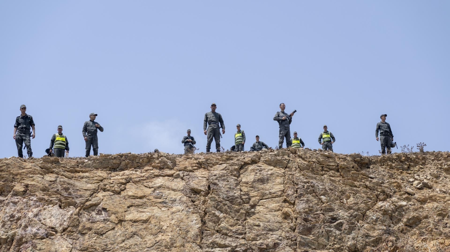 Miembros de las fuerzas marroquíes vigilan su lado de la frontera durante la crisis de Ceuta