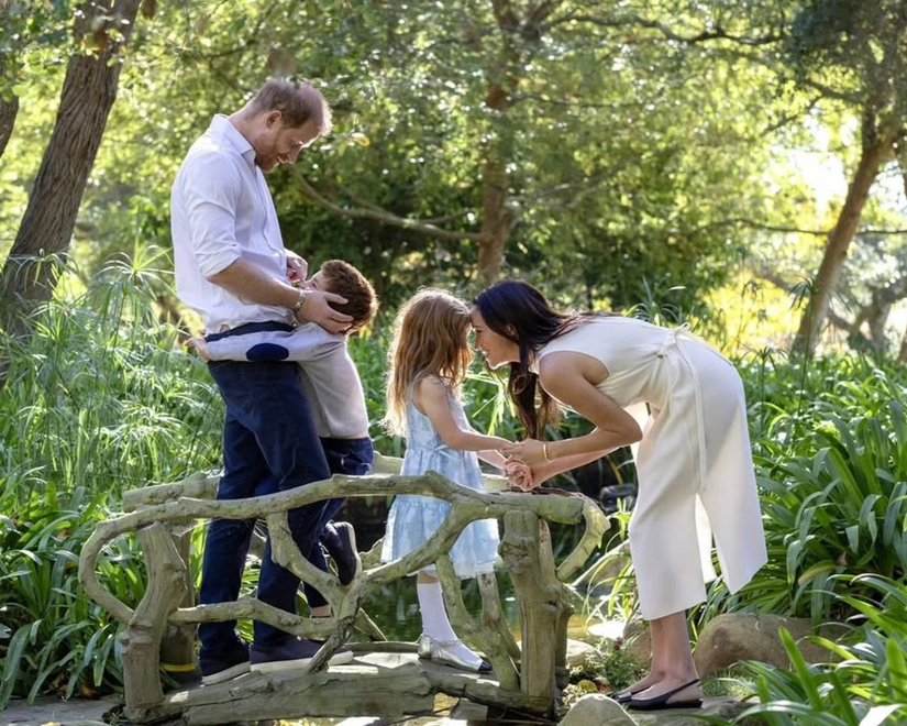 Harry y Megha junto a sus hijos Archie y Lilibet, de 7 y 5 años respectivamente, en una foto reciente
