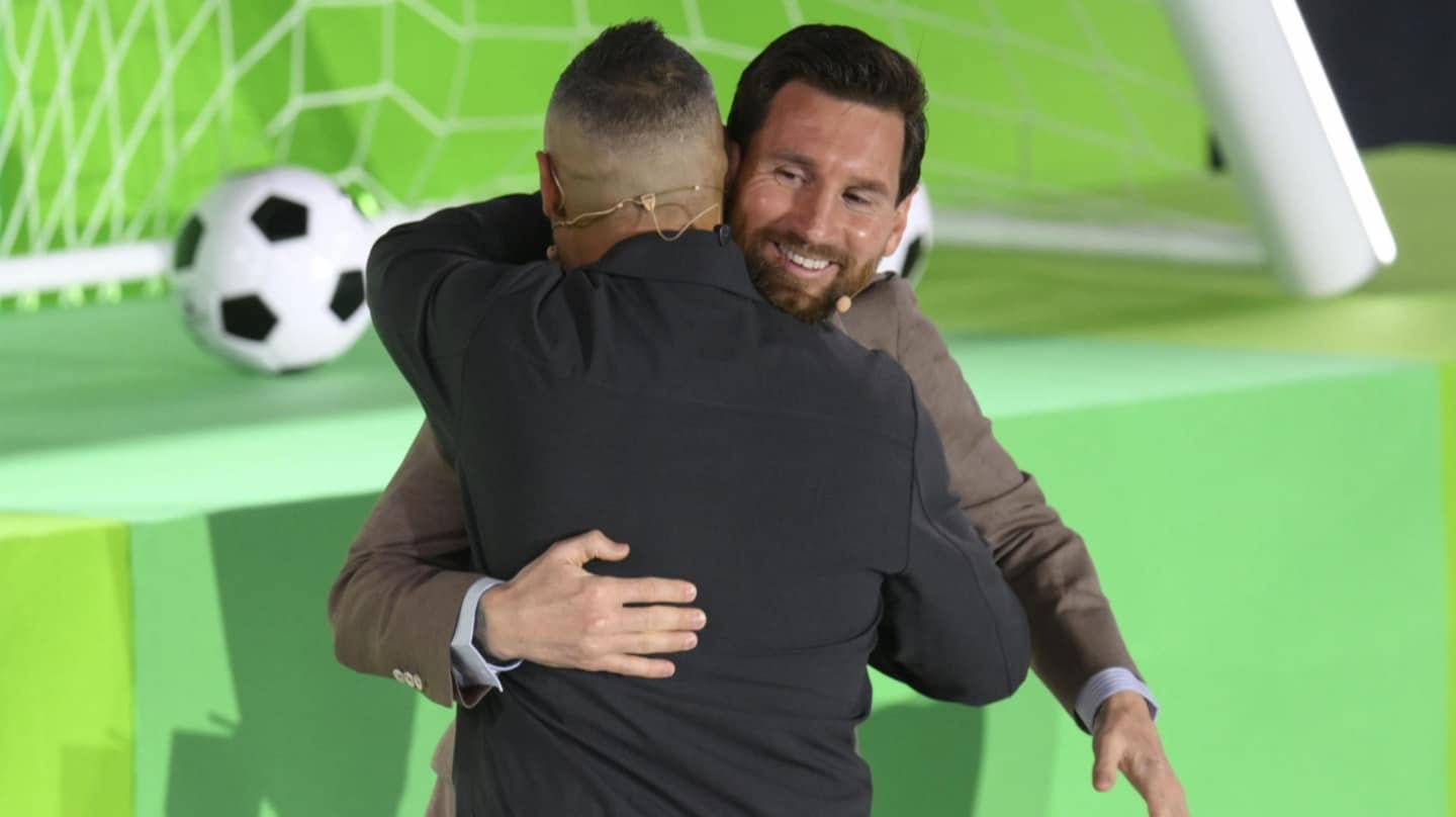 Leo Messi abraza al futbolista Santi Cazorla durante un encuentro previo a los Premios Princesa de Asturias en el Palacio de los Deportes de Oviedo el jueves 22 de octubre.