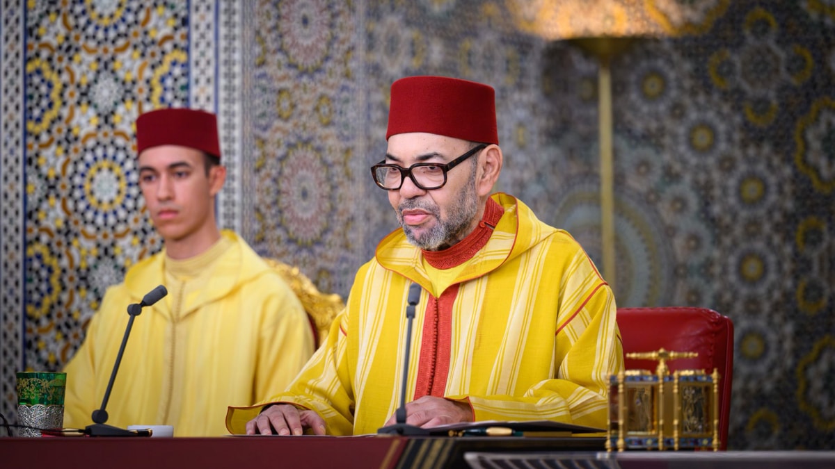 El rey Mohamed VI de Marruecos, junto a su hijo, el príncipe heredero Moulay El Hassan.