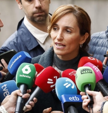 El Gobierno carga contra Feijóo: "Criarse entre mujeres no te hace feminista"