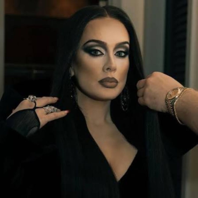 Adele caracterizada como Morticia Addams