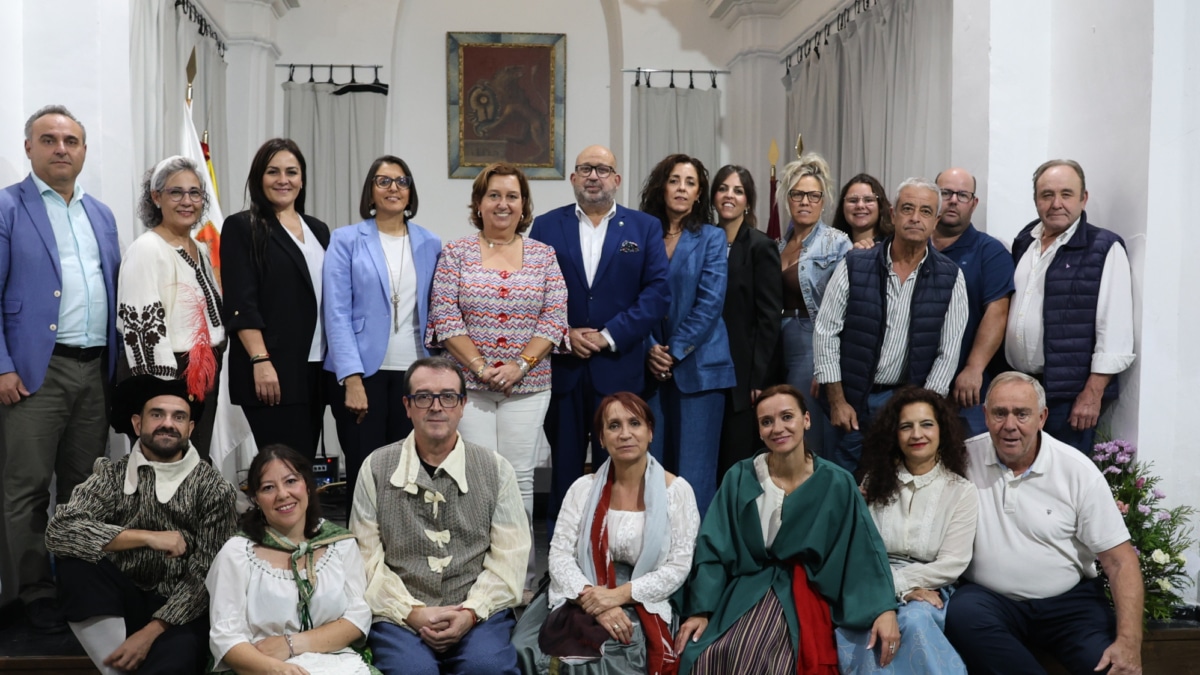 Foto de familia de la Gala del Día de la Mujer en Yepes.