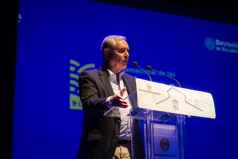 Cristóbal Valderas, presidente de Clece, durante su discurso ante las más de 400 auxiliares y coordinadoras de ayuda a domicilio participantes en el acto.
