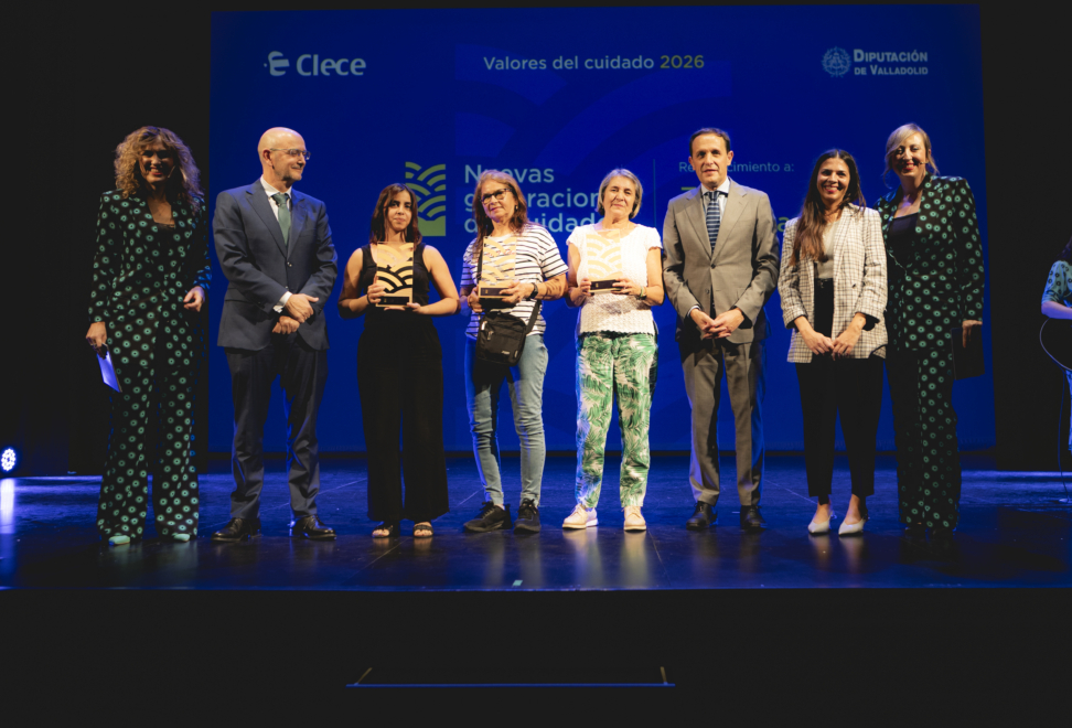 De izquierda a derecha, María Negro, maestra de ceremonias del acto; Vicente Ortega, director de Operaciones de Clece en la zona Noroeste; Zoya Anetova, Lidia Duarte y María del Carmen Quintero, auxiliares del SAD de la Diputación de Valladolid que recogieron los galardones entregados en el acto; Conrado Íscar, presidente de la Diputación de Valladolid; Verónica de la Peña, gerente de Servicios Sociales de Clece en la zona Noroeste; y Alba Frechilla, también maestra de ceremonias del evento.