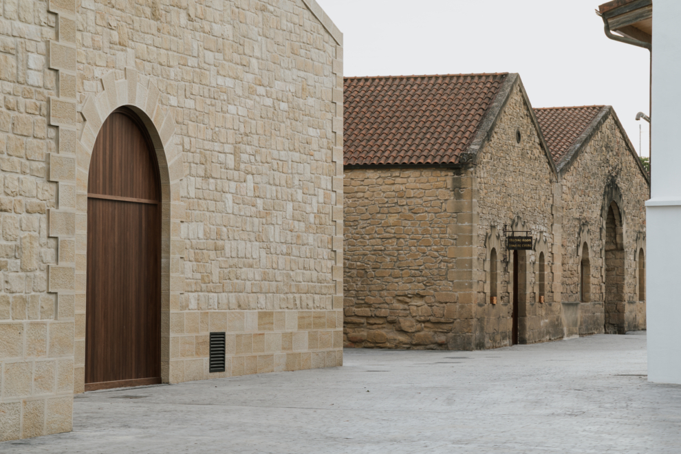 Naves de las bodegas Gómez Curado