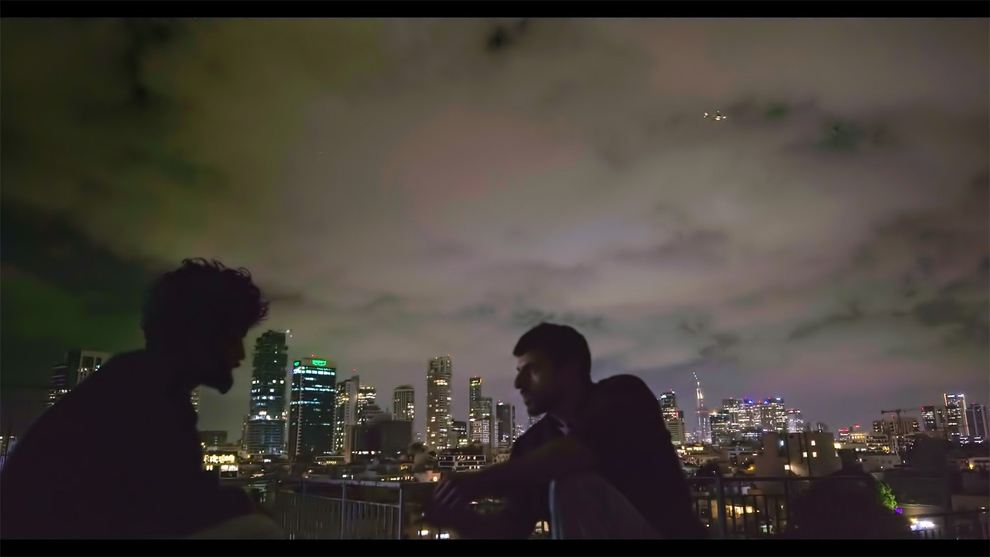 Fotograma de una de las entrevistas bajo la noche de Tel Aviv.