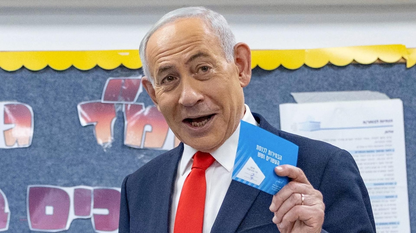 El primer ministro israelí, Benjamín Netanyahu, deposita su voto durante las elecciones de este martes en Israel