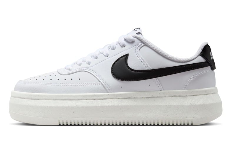 Zapatillas Nike Court Vision Alta de piel blanca con detalles en negro y crema y suela de plataforma, para mujer