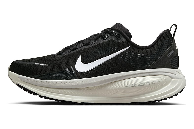 Zapatillas de running Nike Vomero 18 de mujer en negro con suela blanca y detalles crema