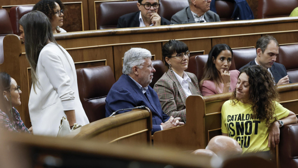 La diputada de Sumar Aina Vidal (d) reacciona ante la diputada de Junts Miriam Nogueras (i) durante el pleno de decretos de vivienda. Porta una camiseta con 'Cataluña no es CiU' en inglés, como crítica satírica al voto en contra de Junts