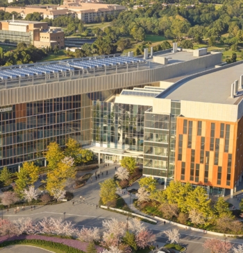 Turner (ACS) y Gilbane coronan la estructura del mayor laboratorio de salud [...]