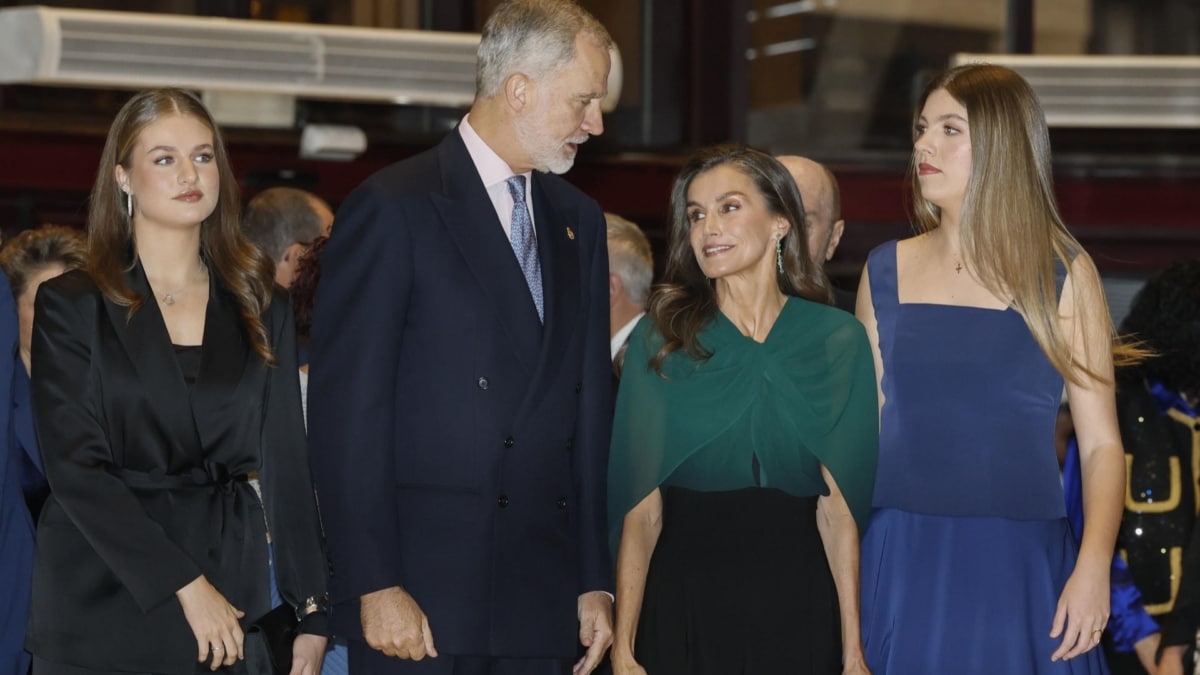 Los reyes, acompañados de la princesa Leonor y la infanta Sofía, a su llegada al Auditorio Príncipe Felipe de Oviedo para el tradicional concierto de los Princesa de Asturias.
