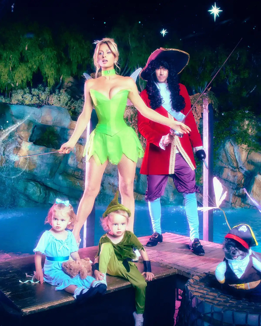 Paris Hilton celebrando Halloween con su familia disfrazados de los personajes de 'Peter Pan'