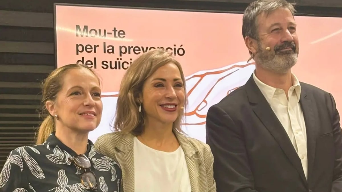 Paula Fernández Ochoa (en el centro), este lunes en Barcelona junto al periodista Adam Martín.