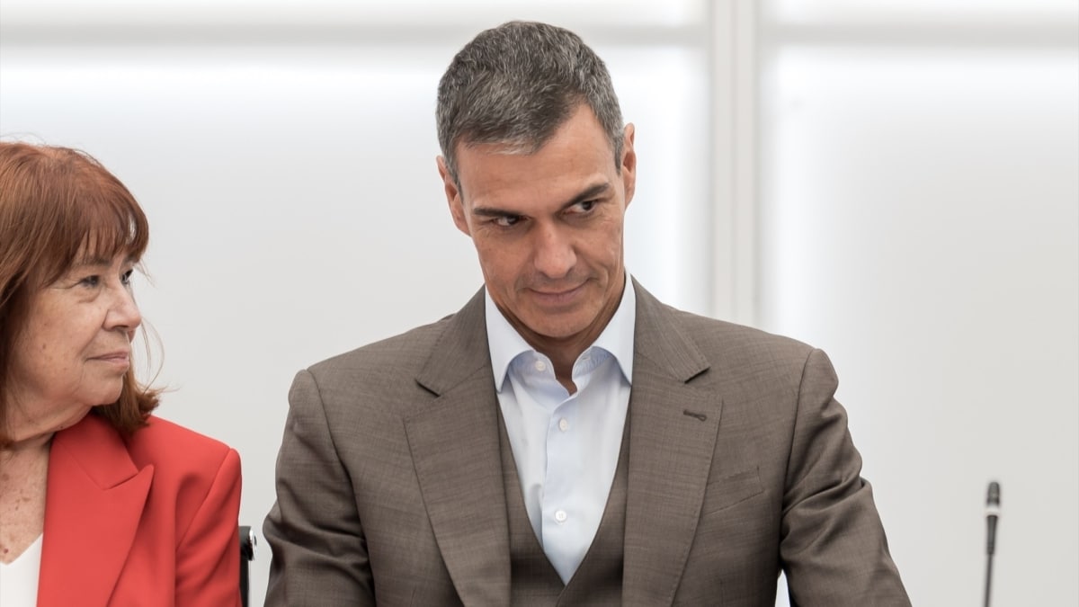 Pedro Sánchez, este lunes junto a la presidenta del PSOE, Cristina Narbona, durante la reunión de la Comisión Ejecutiva Federal del partido.