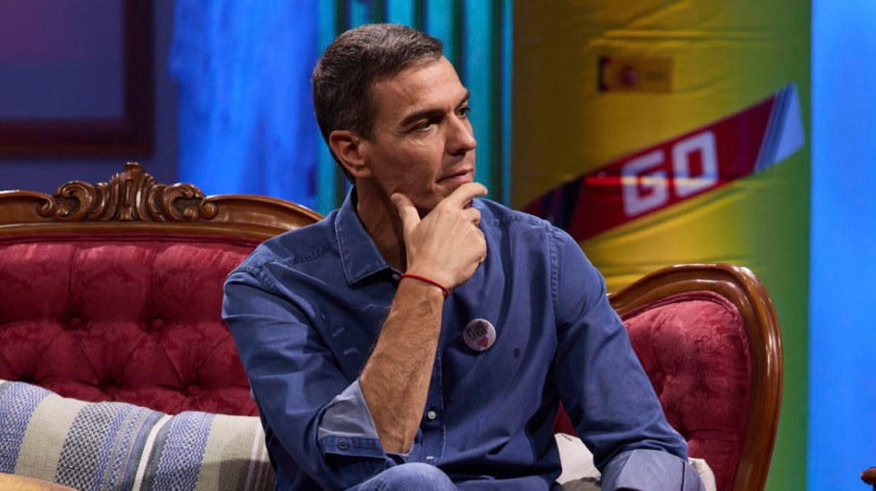 Sánchez, acosado a aplausos en La Revuelta