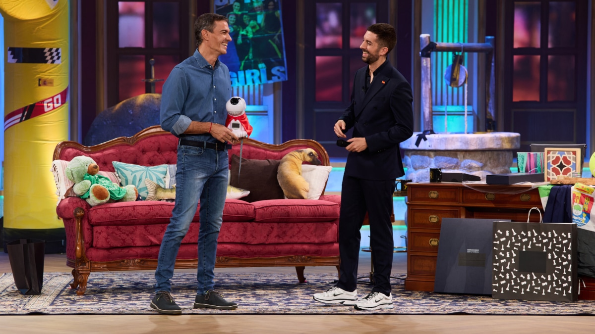 El presidente del Gobierno, Pedro Sánchez, durante su entrevista con David Broncano (d), en 'La revuelta'.