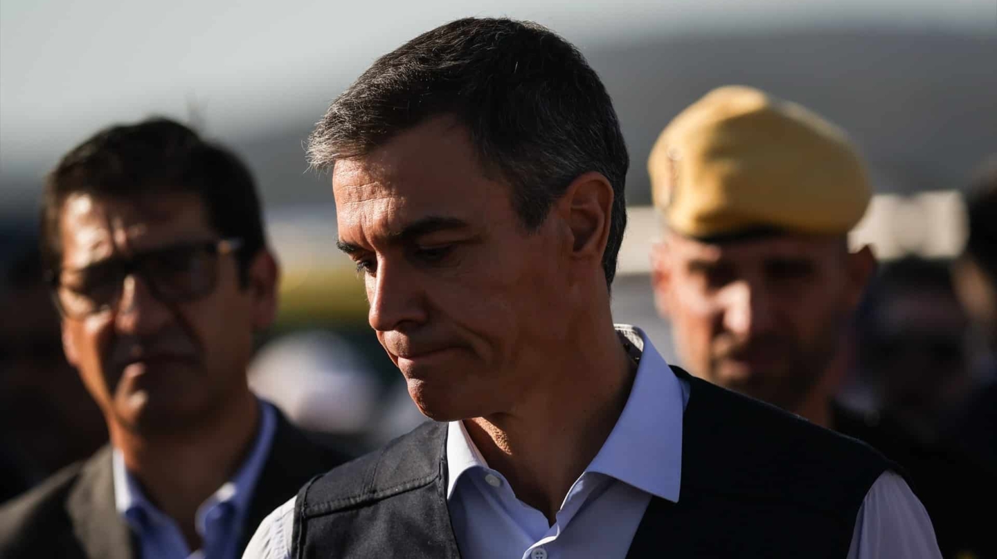 El presidente del Gobierno, Pedro Sánchez, atiende a los medios de comunicación desde el Puesto de Mando Avanzado, a 28 de octubre de 2026, en Urda, Toledo, tras el accidente ferroviario