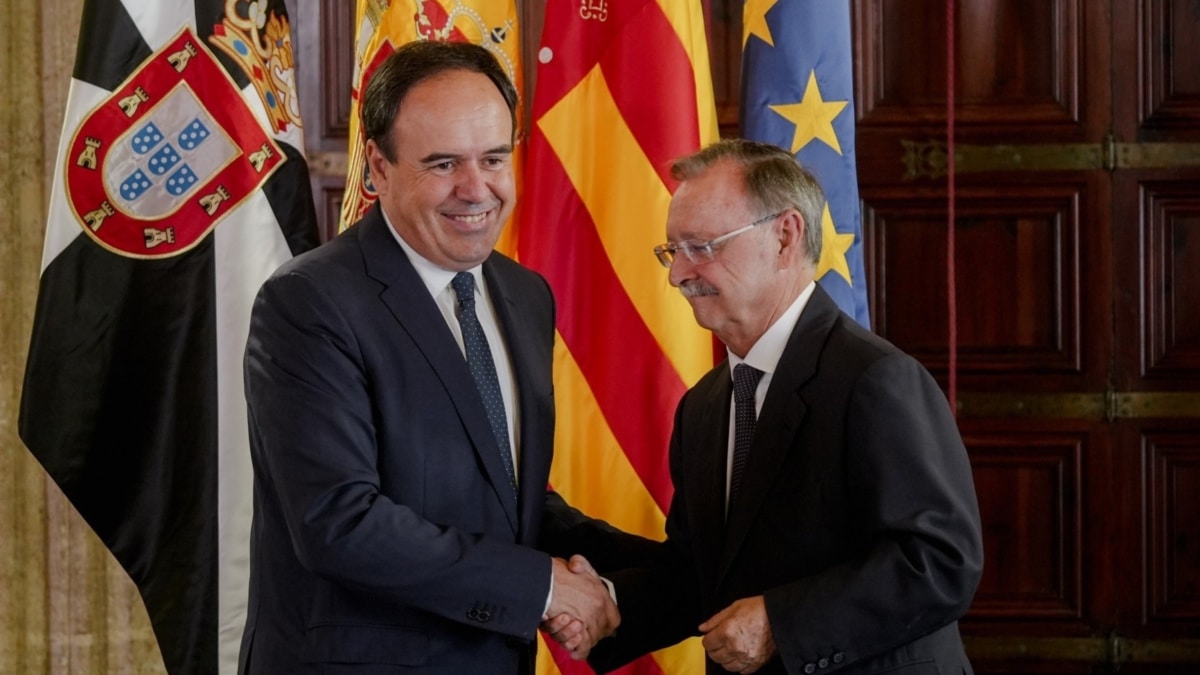El presidente de la Generalitat Valenciana, Juanfran Pérez Llorca, y el presidente de Ceuta, Juan Jesús Vivas.