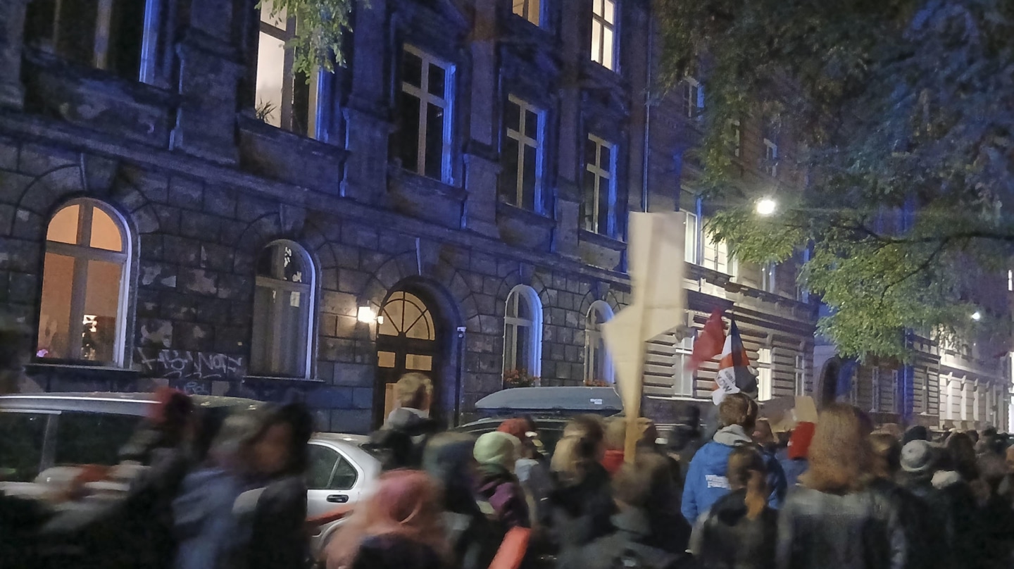 Un grupo de manifestantes se concentra en el centro de Cracovia para reclamar cambios en la legislación polaca sobre el aborto.