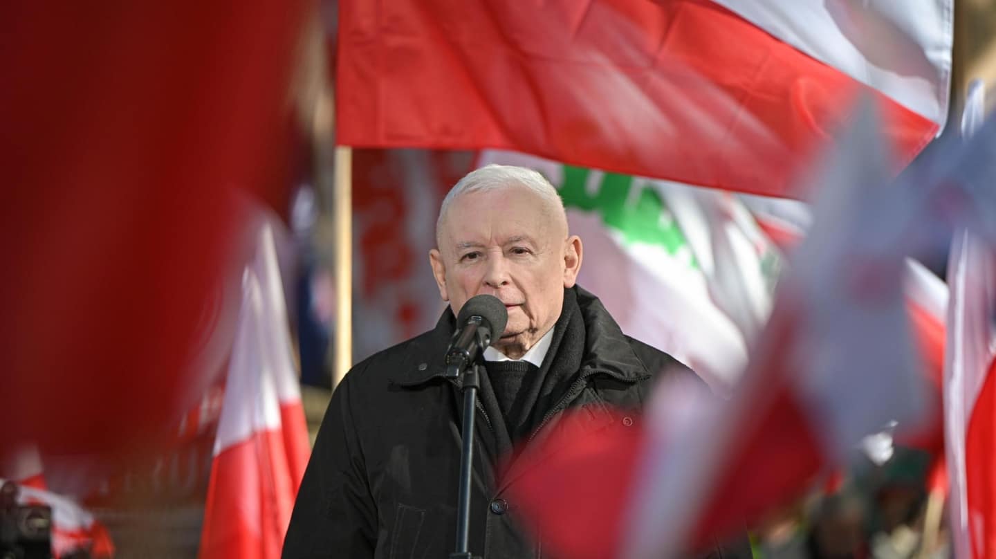 El líder del PiS, Jaroslaw Kaczynski (C), en una protesta ante el Constitucional.