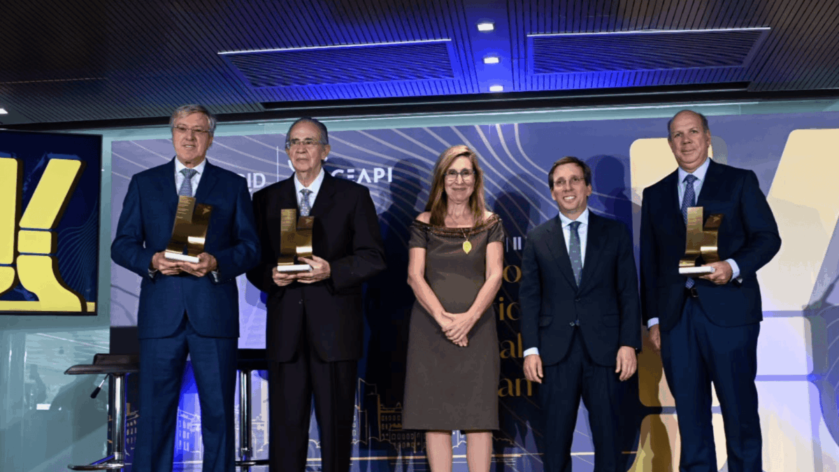 El alcalde de la capital, José Luis Martínez-Almeida, y la presidenta de CEAPI, Núria Vilanova, este jueves con los galardonados en la segunda edición de los Premios Madrid, capital de Iberoamérica.
