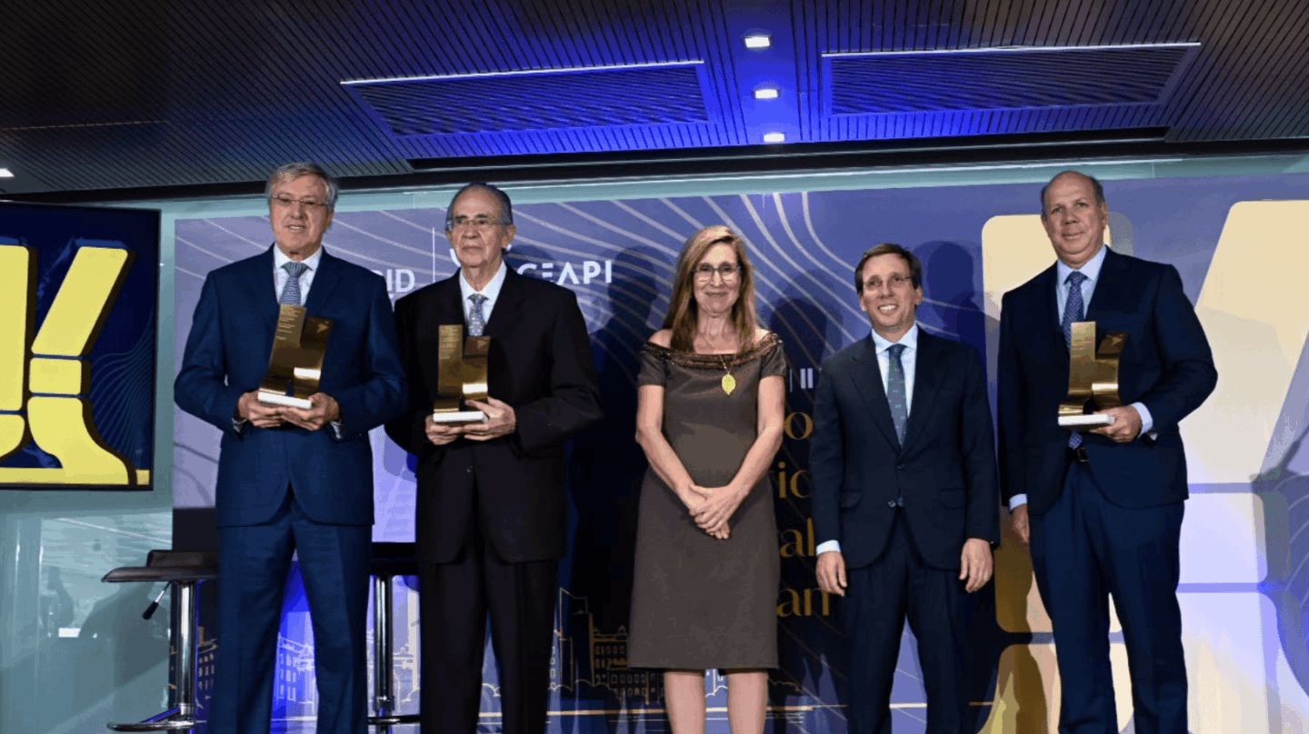 El alcalde de la capital, José Luis Martínez-Almeida, y la presidenta de CEAPI, Núria Vilanova, este jueves con los galardonados en la segunda edición de los Premios Madrid, capital de Iberoamérica.