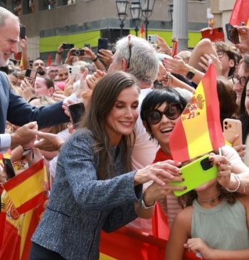 Ceuta recupera la moral con Felipe y Letizia: las mejores imágenes de [...]