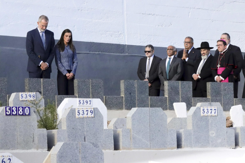 Los reyes Felipe VI y Letizia durante su visita al cementerio musulmán de Sidi Embarek en Ceuta