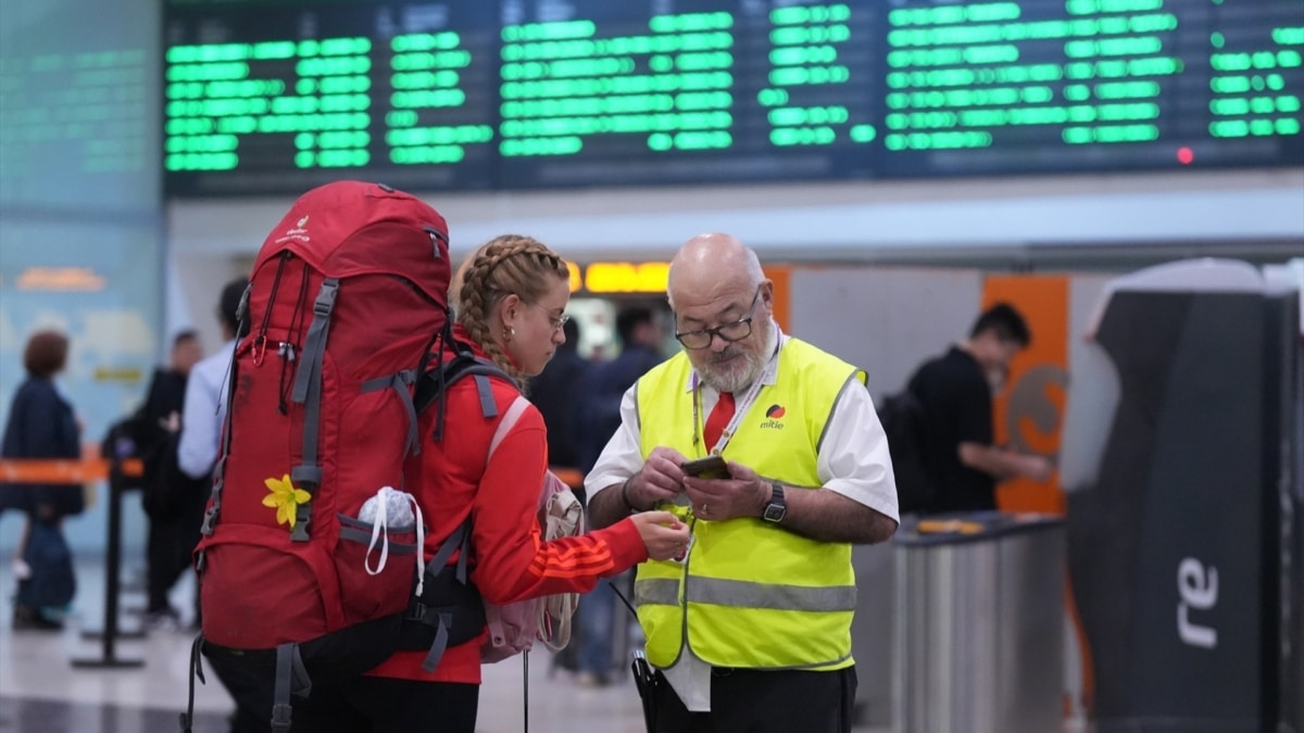 Trabajadores informan a los pasajeros de las incidencias por la lluvia en la estación de Sants