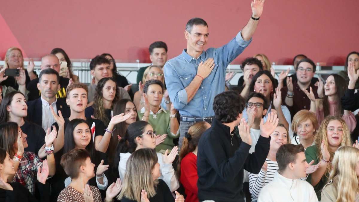 El secretario general del PSOE y presidente del Gobierno, Pedro Sánchez, , durante un acto de precampaña del PSOE, en La Térmica Cultural de Ponferrada