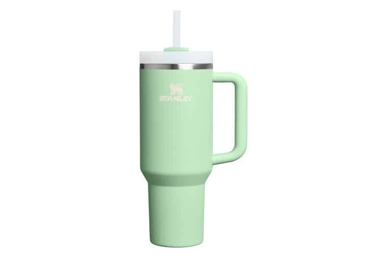 Vaso térmico Stanley Quencher H2.0 FlowState de 1,18 litros en verde pistacho con asa y pajita
