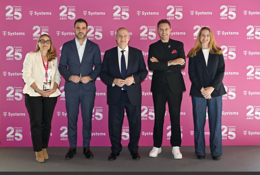 De izq. a derecha: Rosa Rodríguez (T-Systems), Pol Gibert (Generalitat), Jordi Hereu, ministro de Industria, Osmar Polo (T-Systems) y Nadia Quevedo (Ayuntamiento de Barcelona)