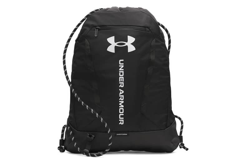 Mochila de cuerdas Under Armour Hustle Sackpack unisex, negra con logotipo blanco y bolsillo frontal