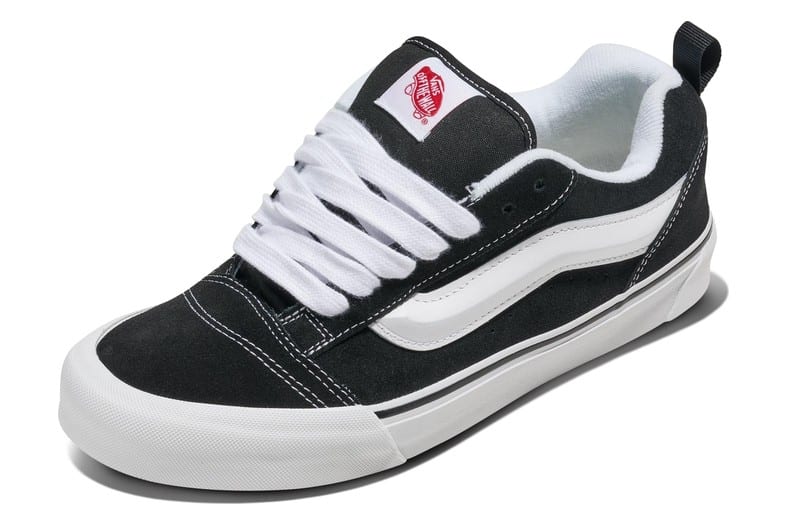 Zapatillas Vans Knu Skool en negro con la raya lateral blanca, unisex