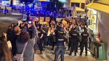 Un grupo de manifestantes cerca la furgoneta de Abascal tras un mitin de Vox en Menorca