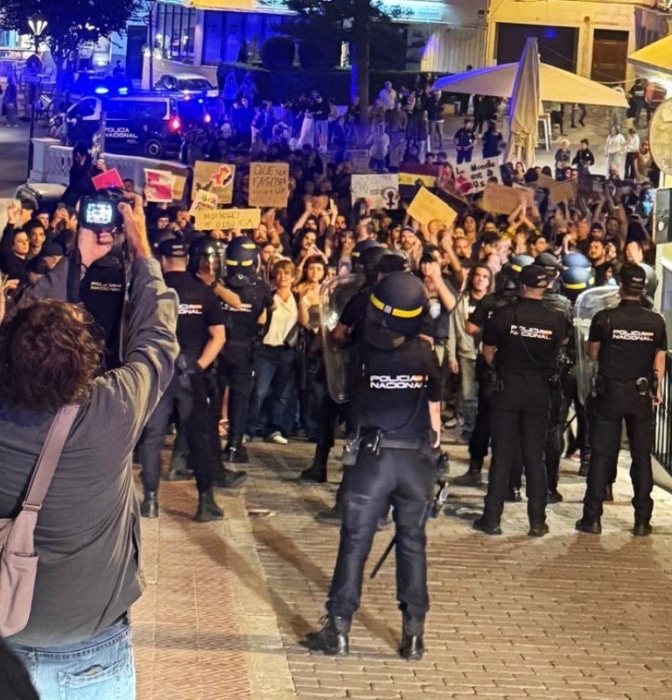 Un grupo de manifestantes cerca la furgoneta de Abascal tras un mitin [...]