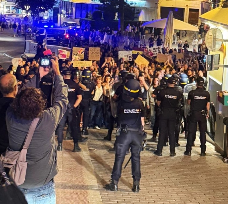 Un grupo de manifestantes cerca la furgoneta de Abascal tras un mitin de Vox en Menorca
