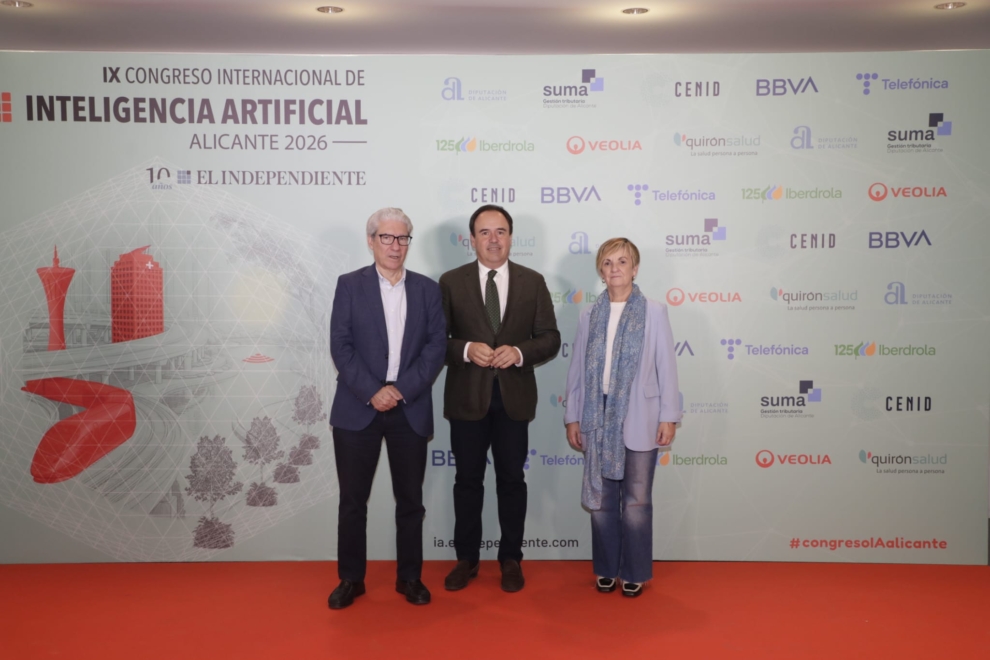 El director de El Independiente, Casimiro García-Abadillo (izda.), junto al presidente de la Comunidad Valenciana, Juan Francisco Pérez Llorca, en el IX Congreso Internacional de IA