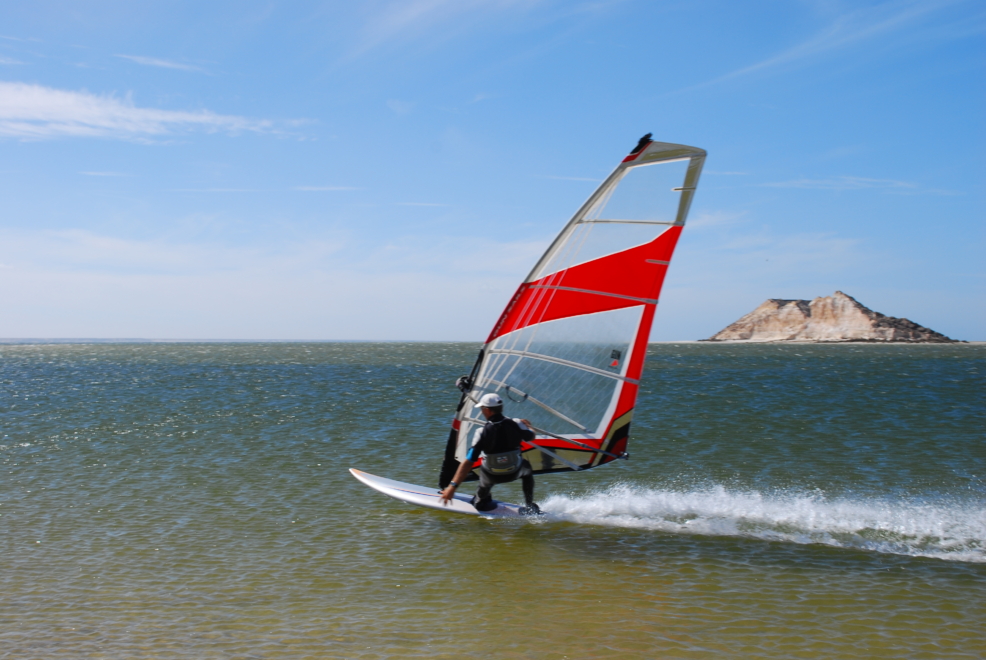 Un turista practica windsurf en las costas de Dajla