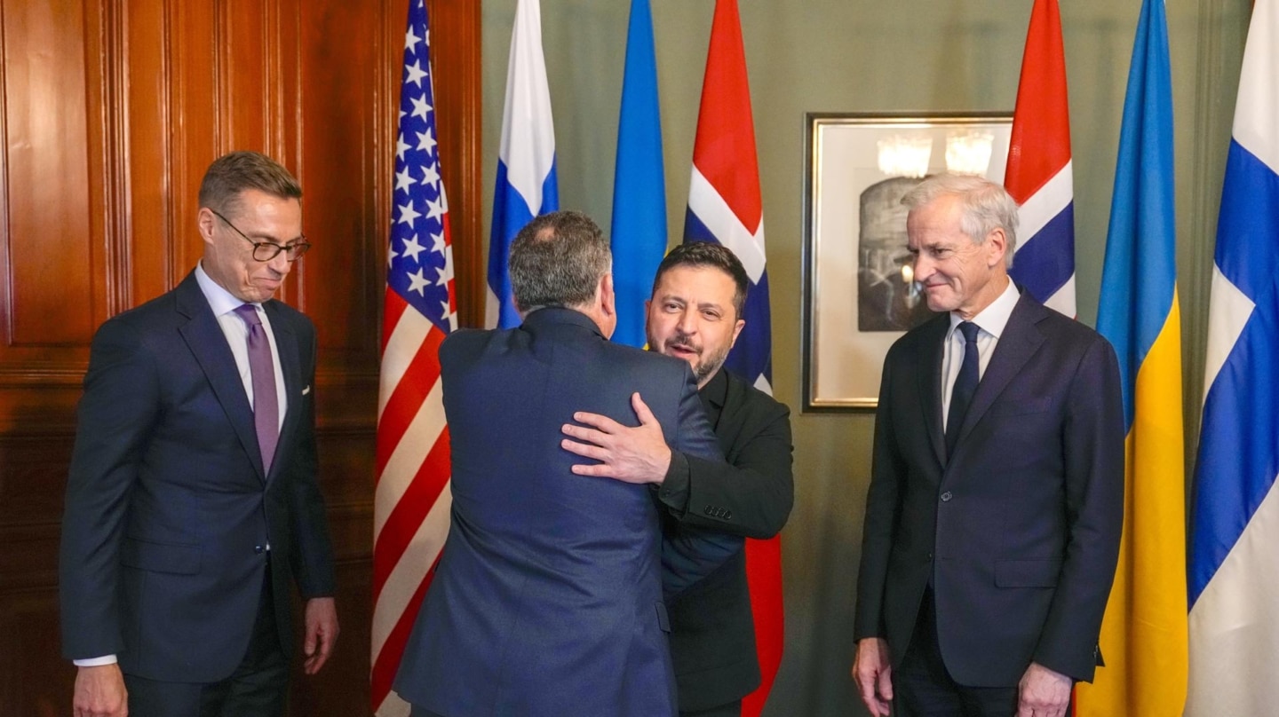 Volodimir Zelenski abraza a Steven Witkoff ante la mirada del presidente de Finlandia, Alexander Stubb (i), y el primer ministro de Noruega, Jonas Gahr Store, en Oslo.